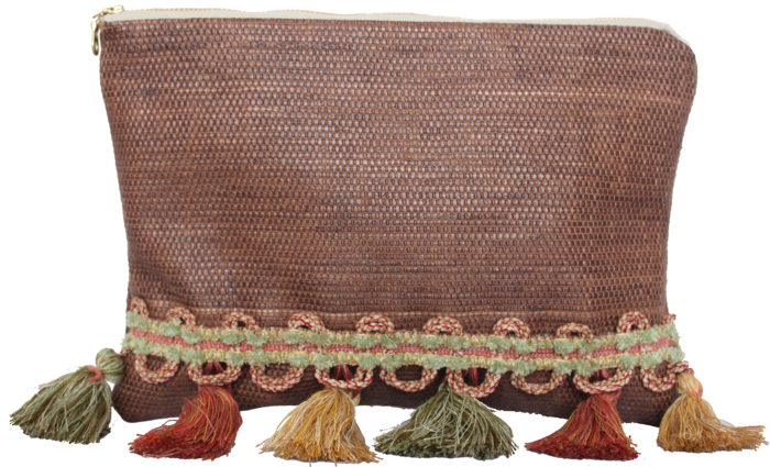 EVA POUCH IN RAFFIA WITH TASSEL TRIM